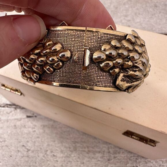 Vintage Art Nouveaux Repousse Grape Vine Relief Bracelet - Picture 5 of 7